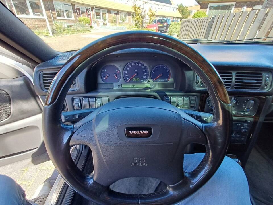 Image 2/8 of Volvo V70 R (1998)