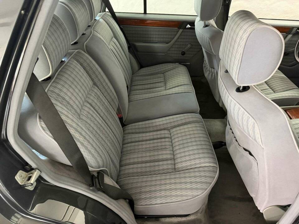 Image 43/43 of Mercedes-Benz 230 TE (1992)