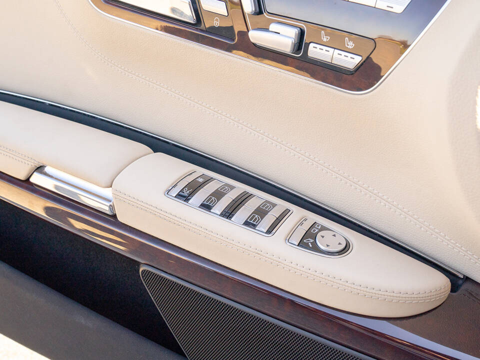 Image 59/67 of Mercedes-Benz CL 500 (2006)