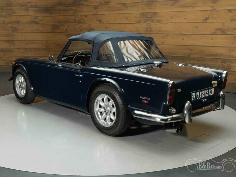 Image 12/19 of Triumph TR 250 (1968)
