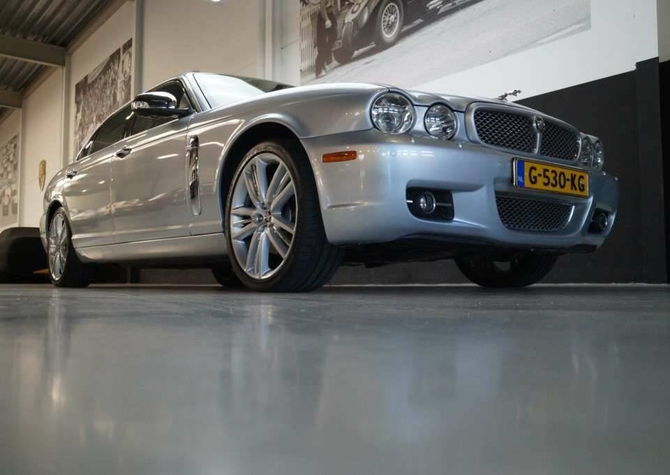 Image 21/50 of Jaguar XJ 8 4.2 (2007)