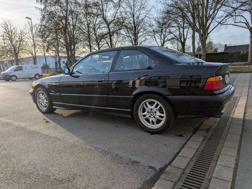 Immagine 34/72 di BMW 328i (1996)