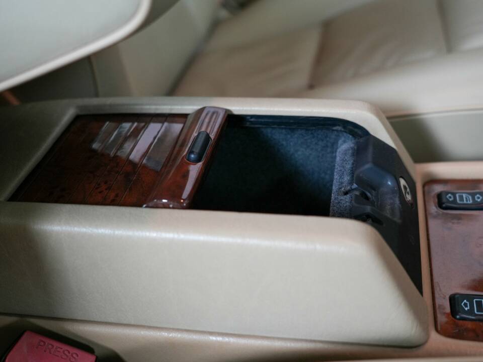 Image 21/41 of Mercedes-Benz 560 SEC (1990)