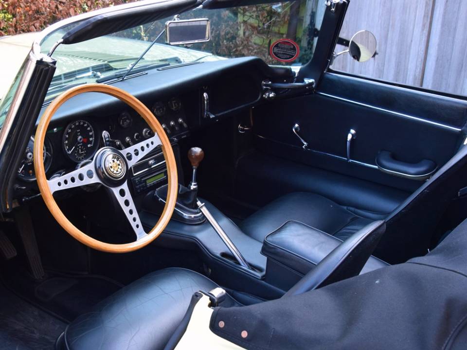 Image 23/41 de Jaguar E-Type 3.8 (1964)