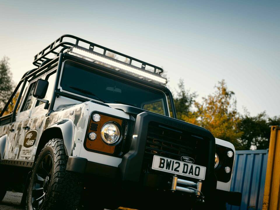 Bild 25/42 von Land Rover Defender Works V8 Trophy (2012)