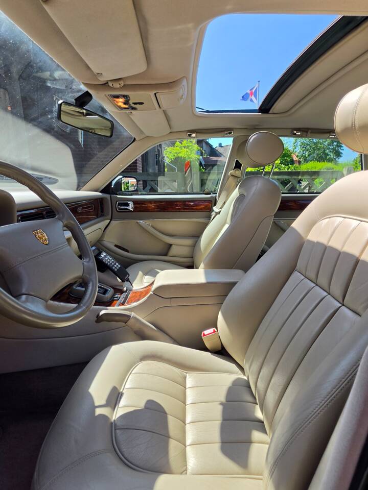 Image 18/26 of Jaguar XJ 6 4.0 Sovereign (1996)