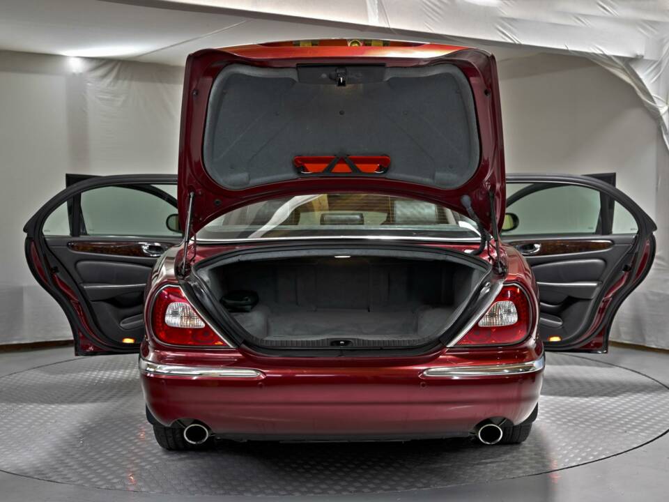 Image 19/50 of Jaguar XJR Super V8 (2004)