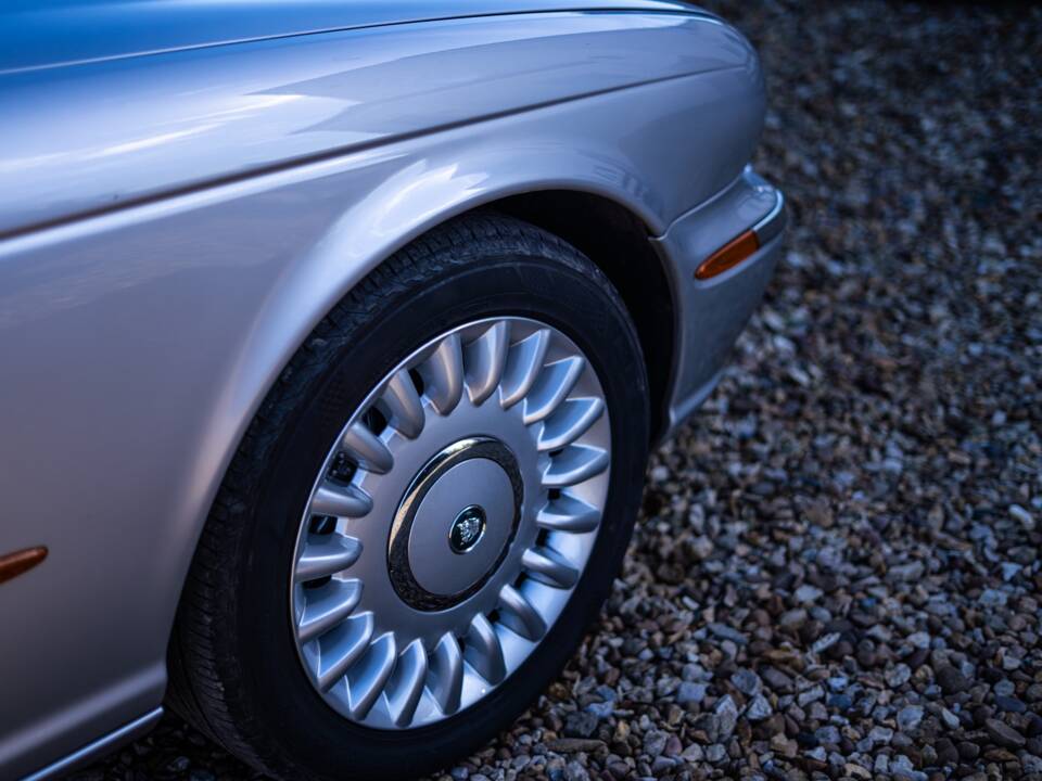 Image 17/50 of Jaguar XJ 8 4.2 (2003)