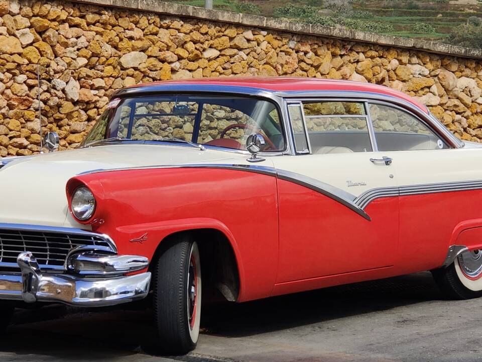 Immagine 2/17 di Ford Fairlane 500 Club Victoria (1956)