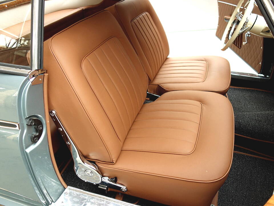 Image 24/42 of Borgward Isabella Coupe (1961)