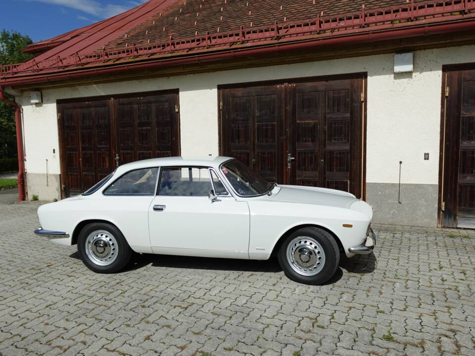 Bild 66/67 von Alfa Romeo Giulia 1300 GT Junior (1968)