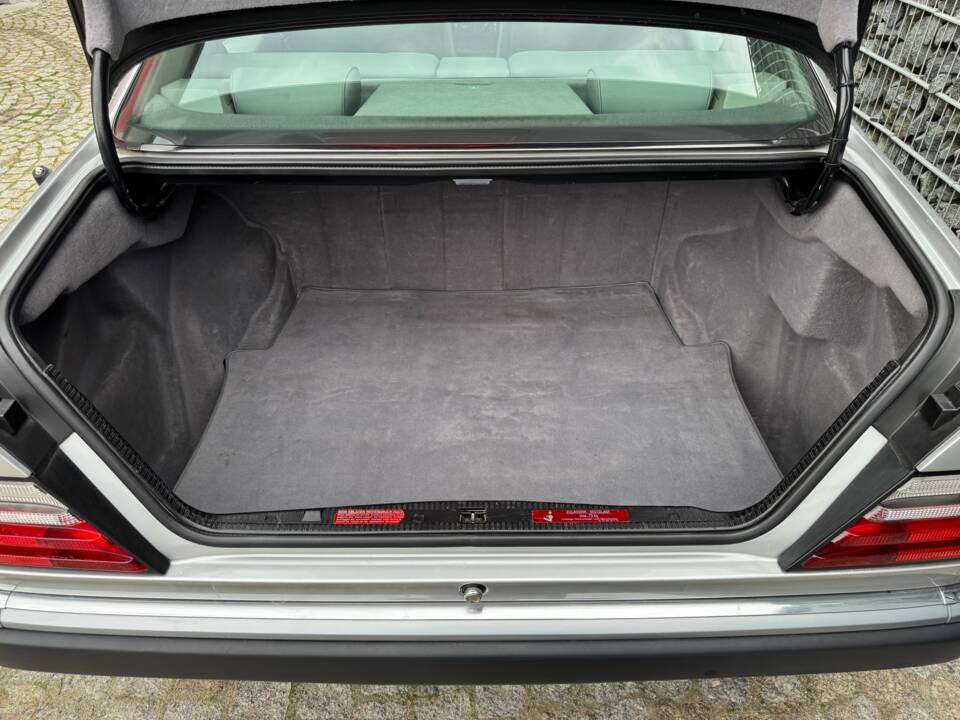 Imagen 47/100 de Mercedes-Benz 300 CE (1992)