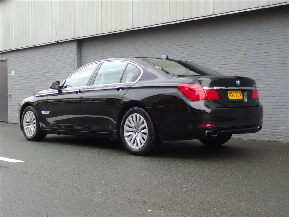 Image 3/98 of BMW 750i (2009)