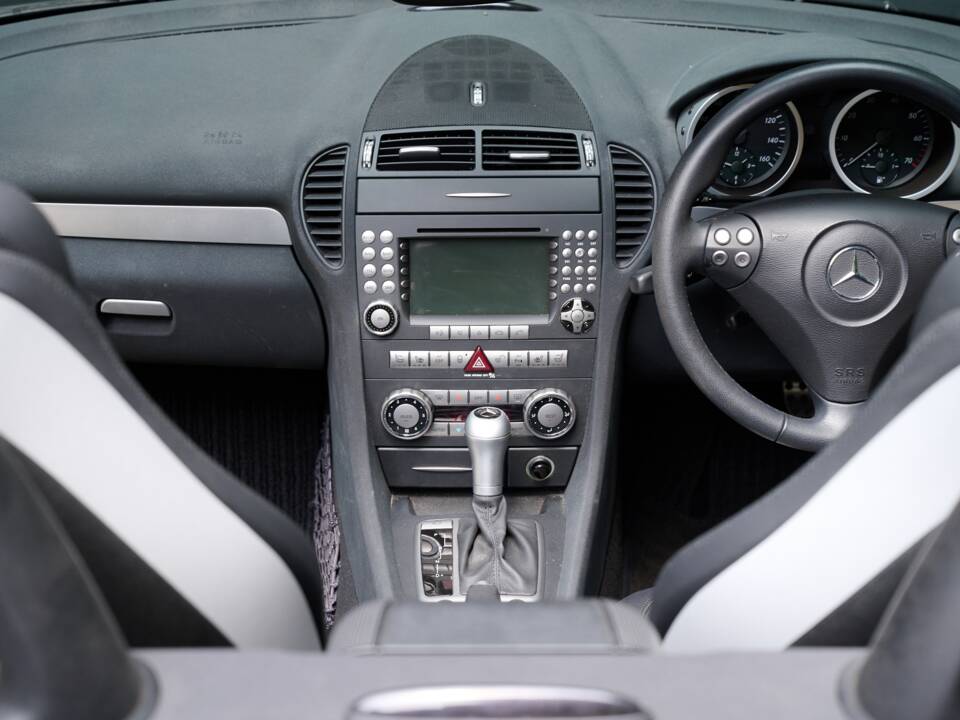 Image 48/50 of Mercedes-Benz SLK 350 (2004)