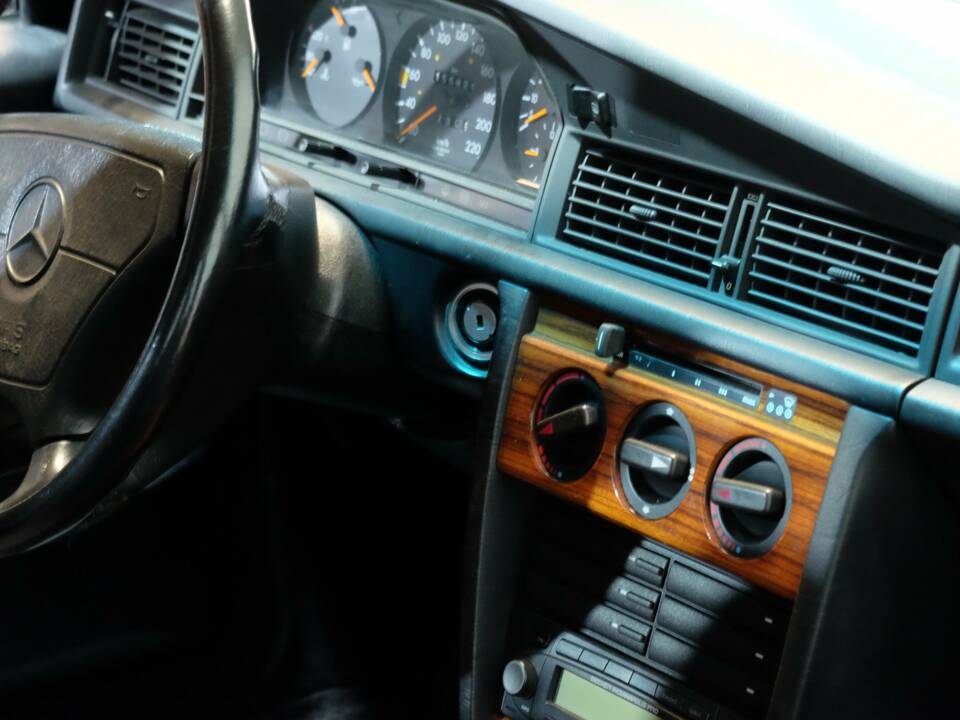 Bild 28/32 von Mercedes-Benz 190 E 1.8 (1991)