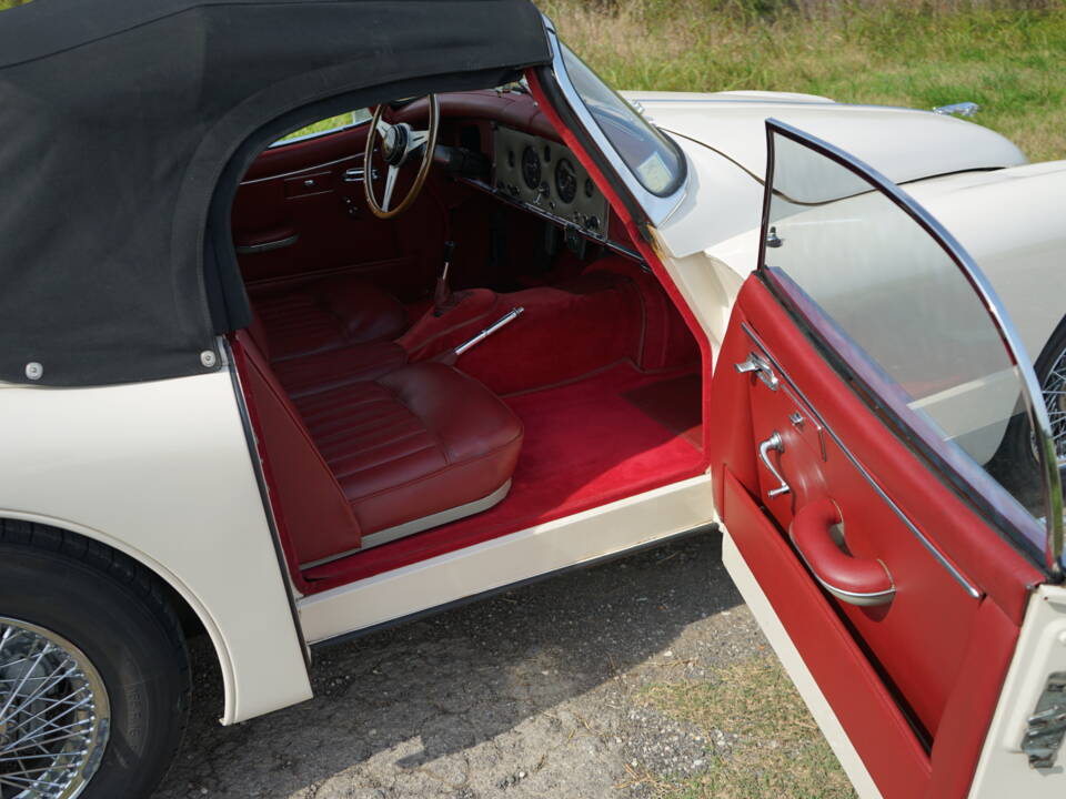 Image 37/58 of Jaguar XK 150 3.4 S OTS (1958)