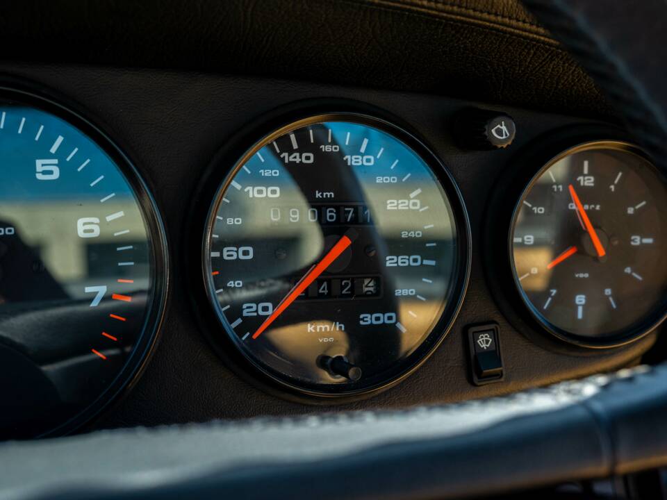 Image 19/35 of Porsche 911 Carrera 2 (1990)