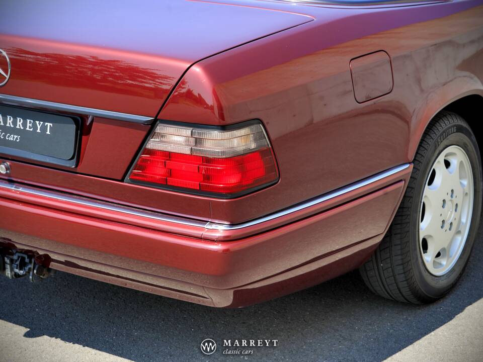 Bild 9/79 von Mercedes-Benz E 220 (1996)