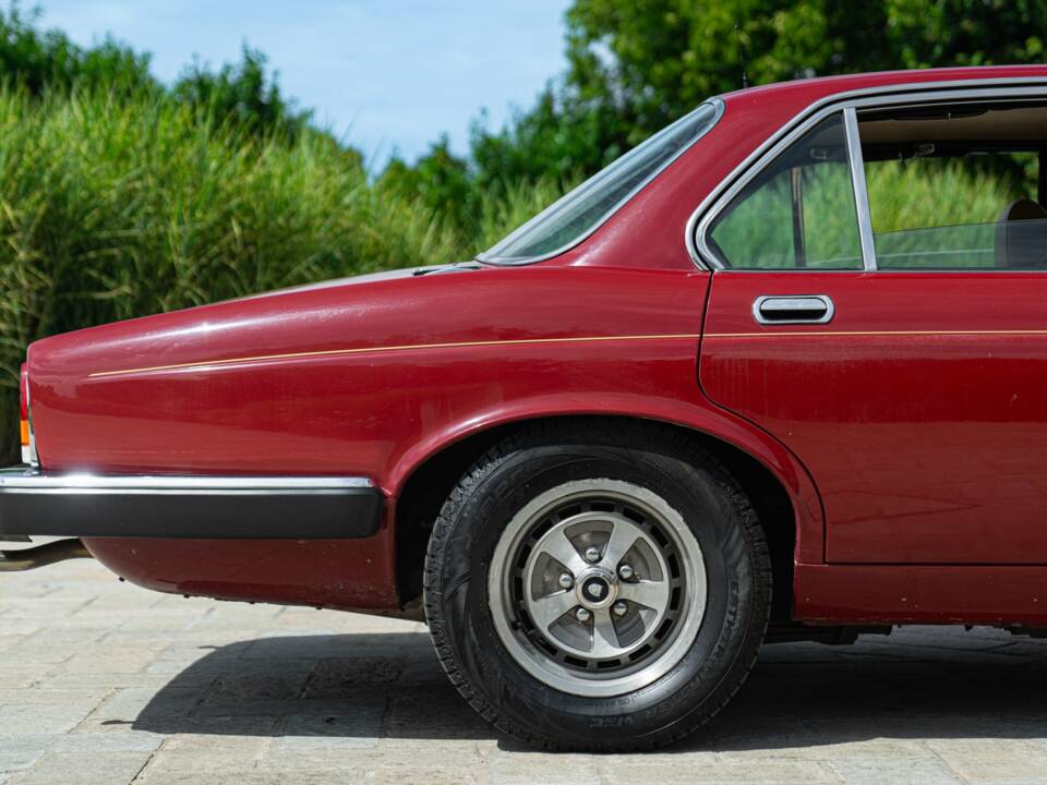 Image 23/50 of Jaguar XJ 6 4.2 (1981)