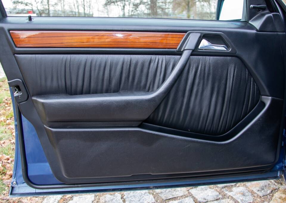 Bild 20/25 von Mercedes-Benz 300 E-24 (1991)