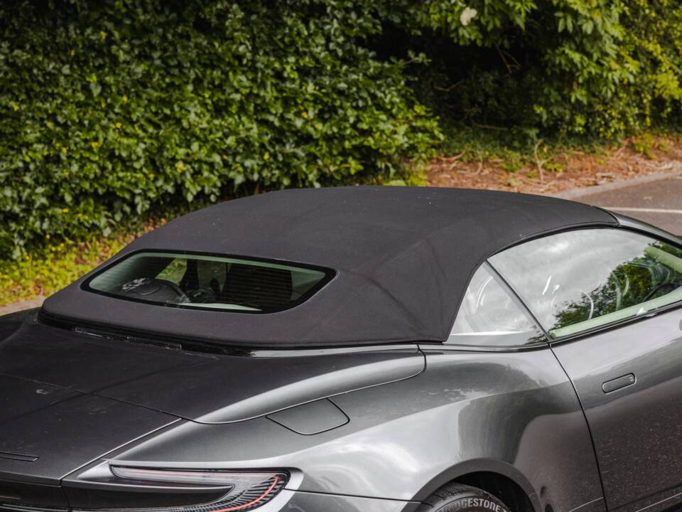 Image 31/39 of Aston Martin DB 11 Volante (2018)