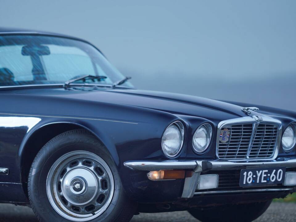Image 9/26 de Jaguar XJ 6 L 4.2 (1976)