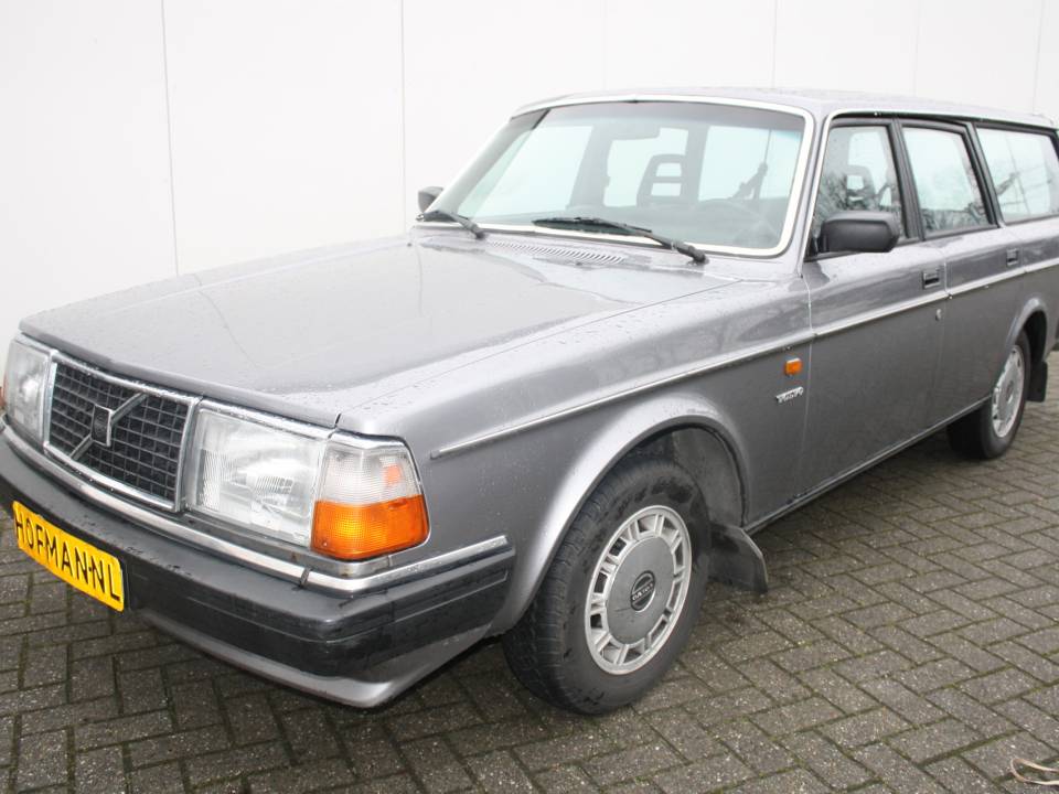 Yellow Volvo 240 The Comeback Kid Of Classic Cars - 23v2yvj