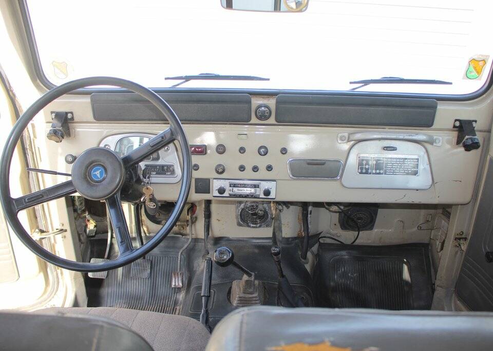 Image 2/8 of Toyota Land Cruiser FJ 40 (1979)