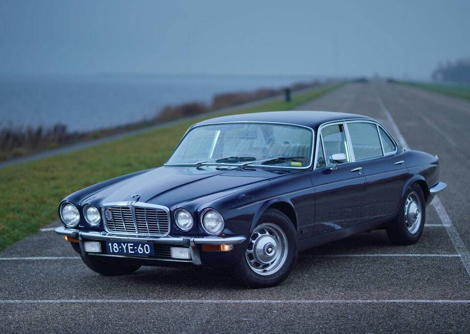 Image 1/26 de Jaguar XJ 6 L 4.2 (1976)