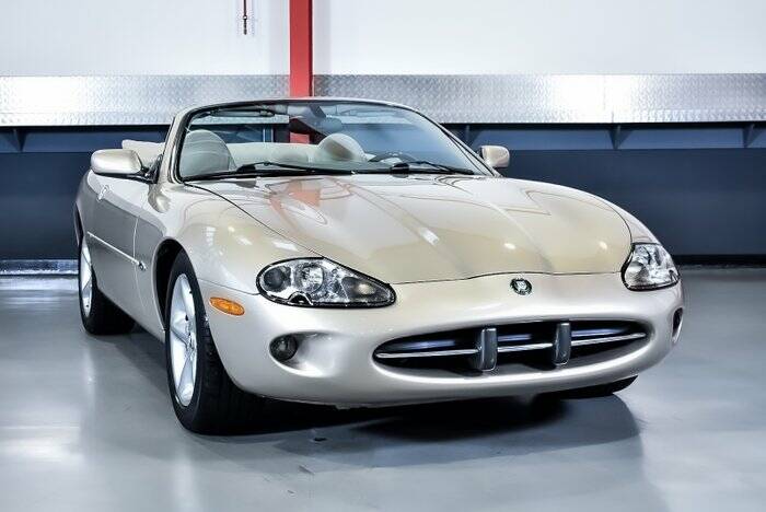 Image 5/7 of Jaguar XK8 4.0 (2000)