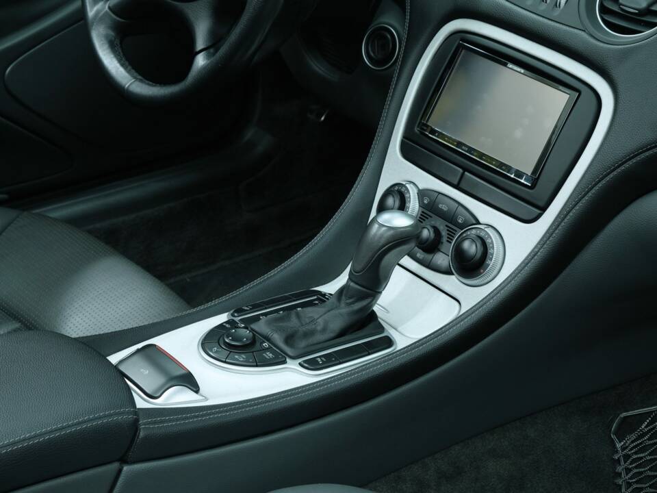 Image 42/50 of Mercedes-Benz SL 55 AMG (2003)