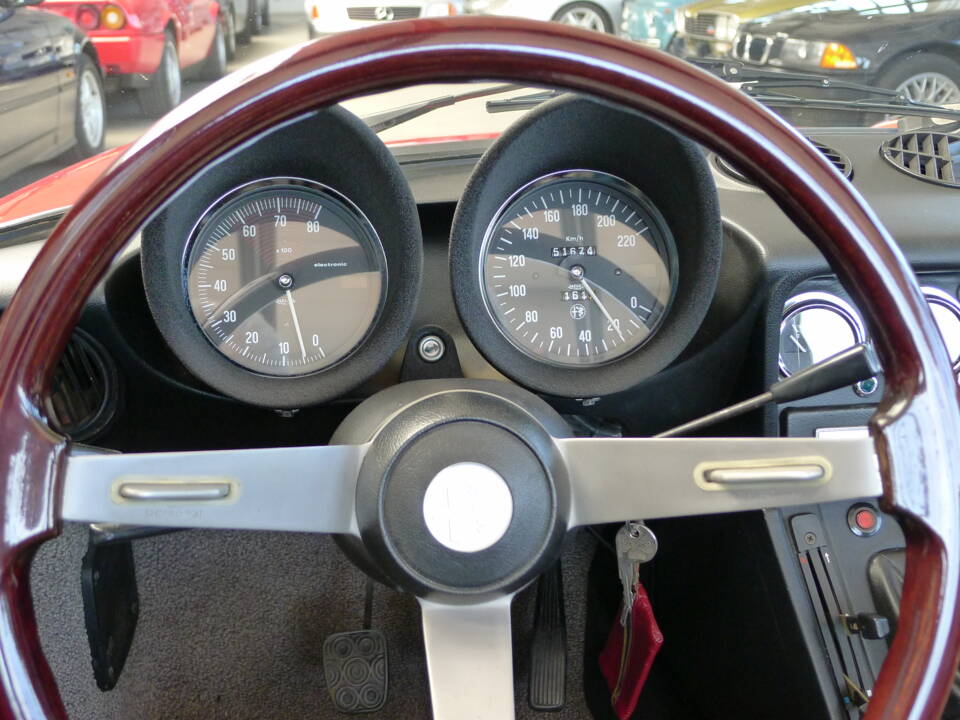 Image 4/36 of Alfa Romeo 2000 Spider Veloce (1982)