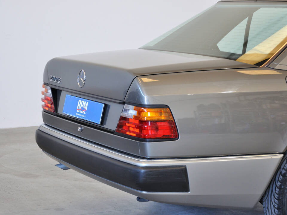 Image 22/25 of Mercedes-Benz 200 E (1992)
