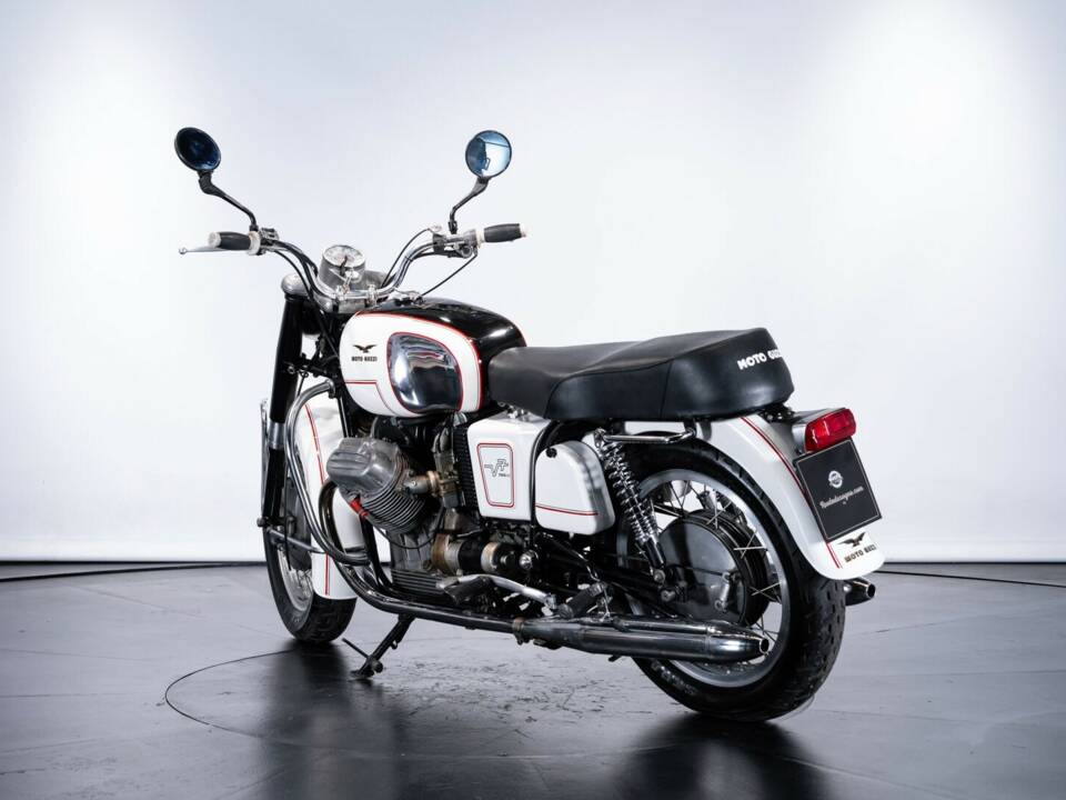 Immagine 3/30 di Moto Guzzi V 7 (1967)