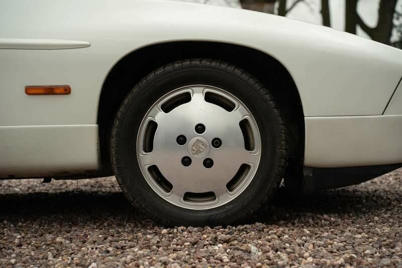 Image 18/50 of Porsche 928 S4 (1990)