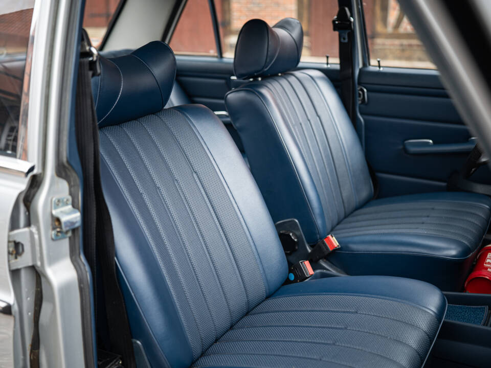 Image 33/63 of Mercedes-Benz 230&#x2F;6 (1974)