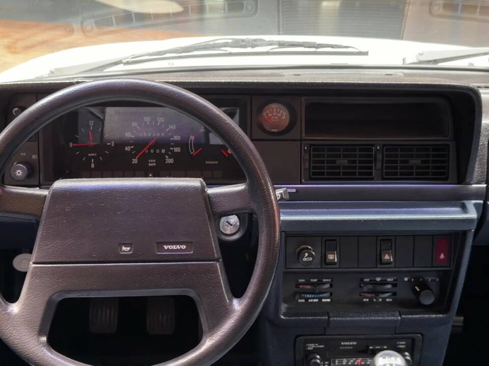 Bild 23/43 von Volvo 240 (1989)