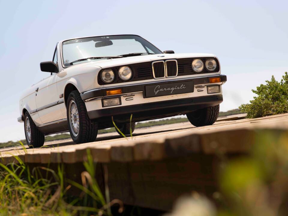 Image 4/70 of BMW 320i (1990)