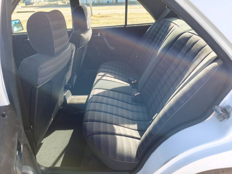 Image 11/22 of Mercedes-Benz 190 E 1.8 (1990)