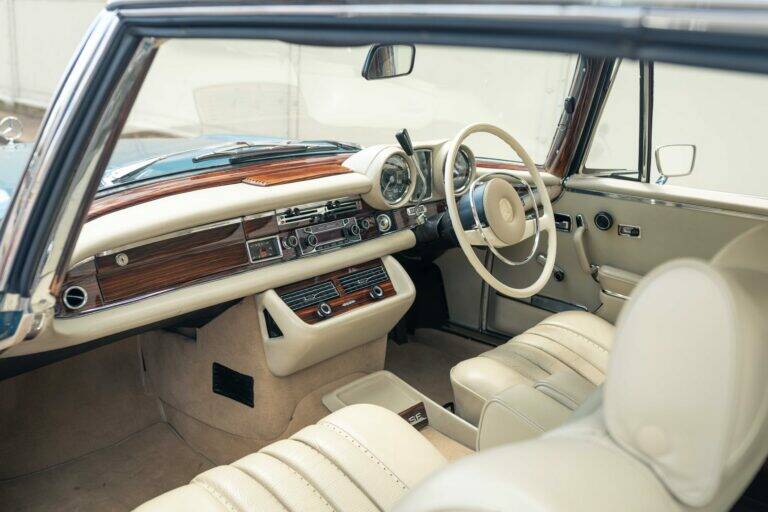 Image 37/54 of Mercedes-Benz 280 SE 3,5 (1968)