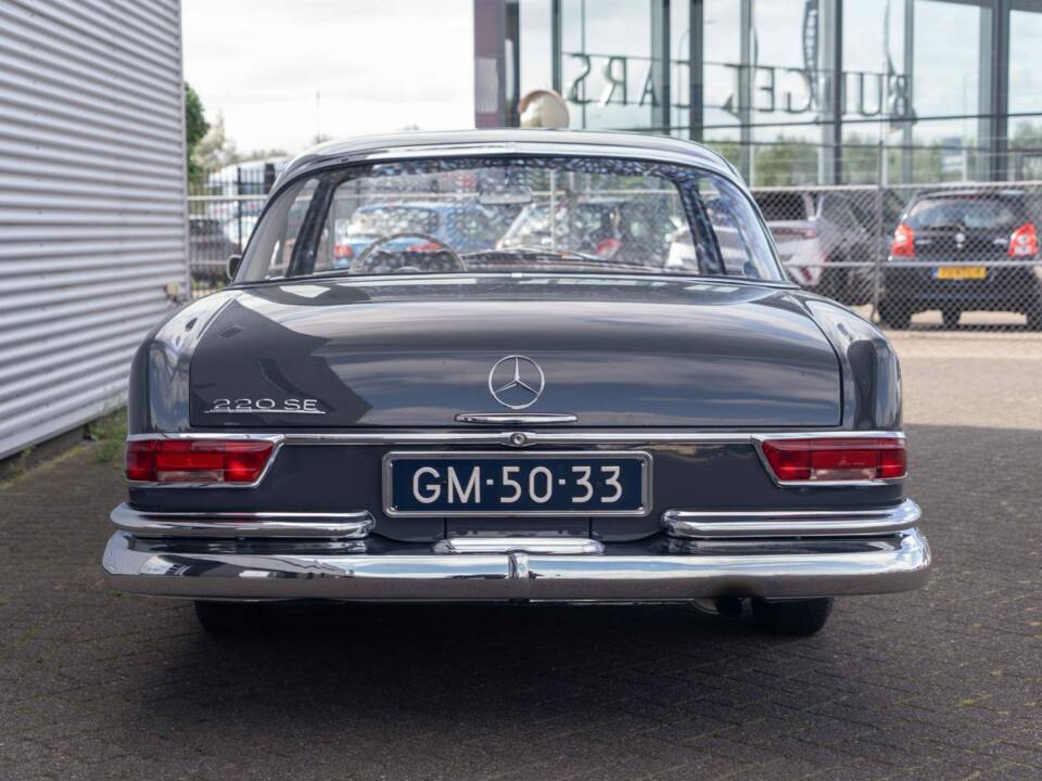 Image 5/6 de Mercedes-Benz 220 SE b (1964)