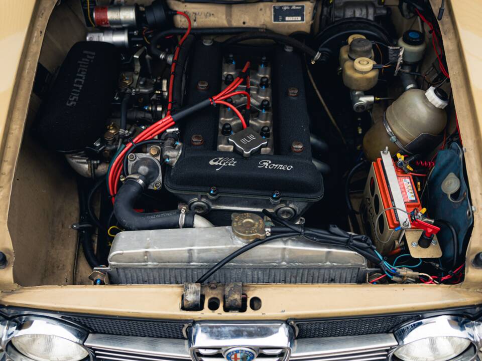 Image 17/18 of Alfa Romeo Giulia 1300 Super (1971)