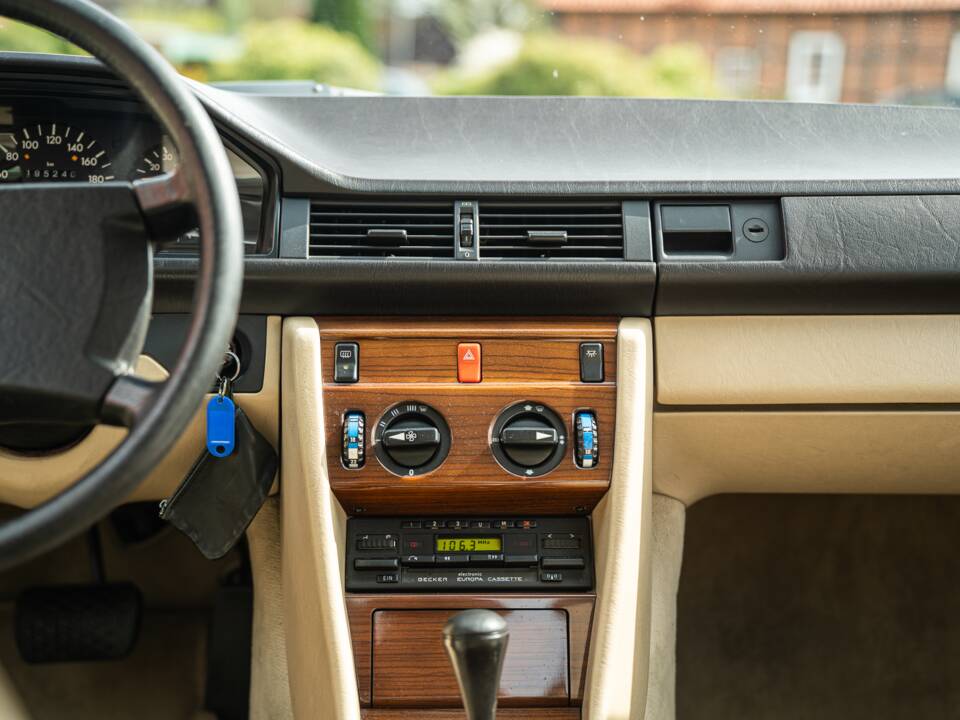 Afbeelding 38/63 van Mercedes-Benz 230 CE (1988)