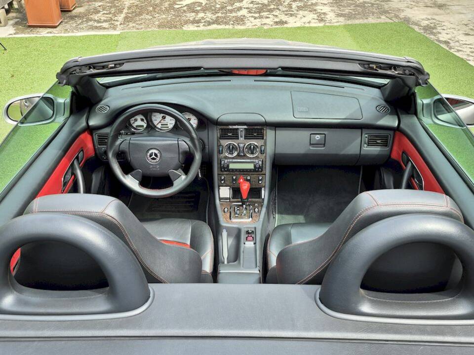 Afbeelding 19/63 van Mercedes-Benz SLK 32 AMG (2001)