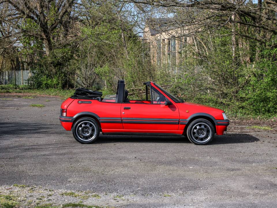 Image 21/38 of Peugeot 205 CTi (1991)