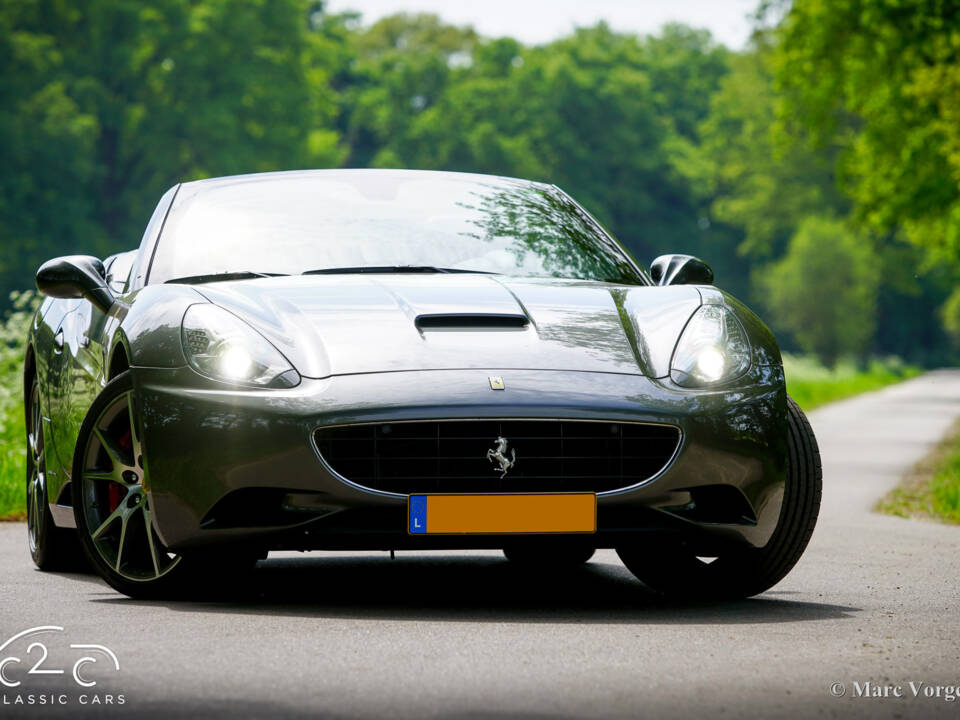 Image 34/85 de Ferrari California (2010)