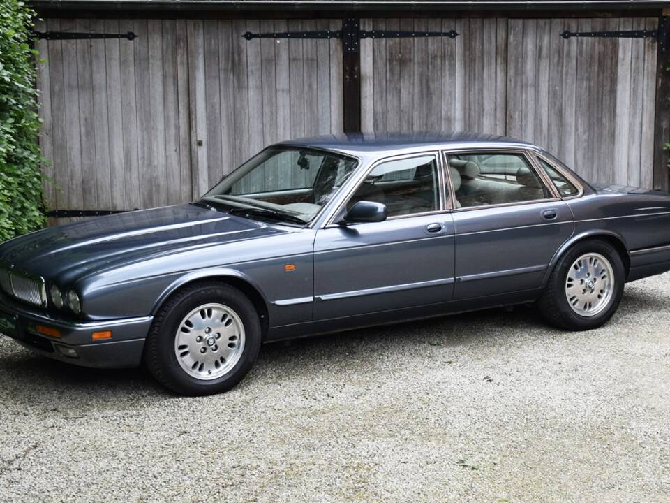 Image 1/40 of Jaguar XJ 6 4.0 Sovereign (1995)