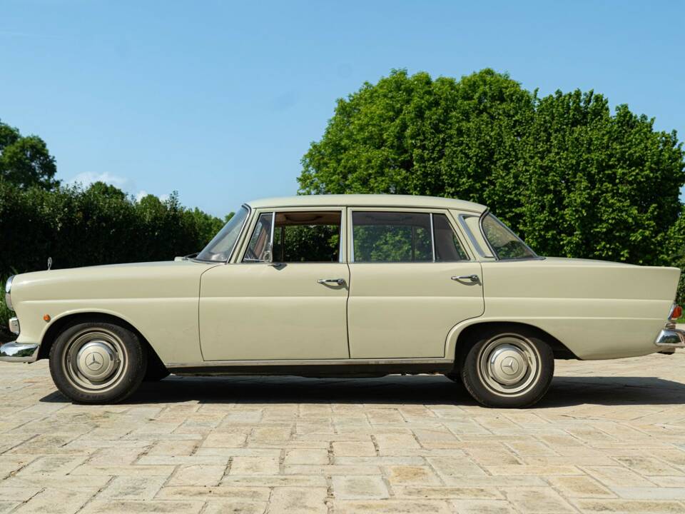 Bild 5/50 von Mercedes-Benz 200 (1966)