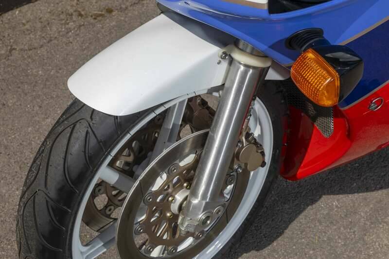Image 46/50 of Honda VFR 750R RC 30 (1989)