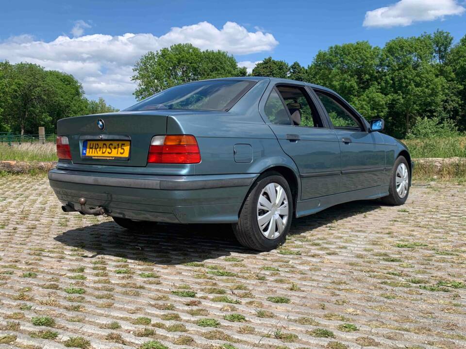 Image 2/5 de BMW 316i (1994)